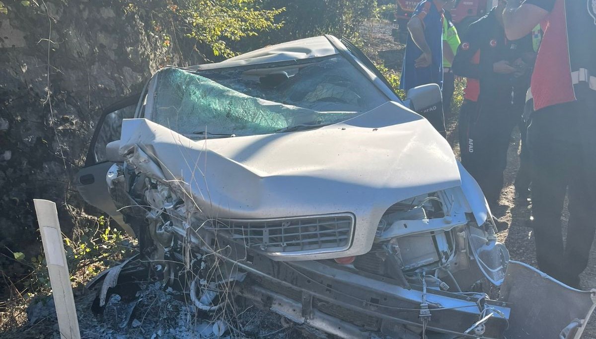 adiyamanda kontrolden cikan otomobil duvara carpti 2 yarali OQKTM4zi