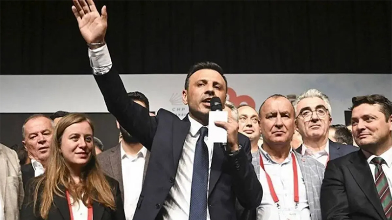 chp istanbul il kongresi mahkemenin durdurma talebine karsin yapiliyor ozgur celik kursude bir tarafta kayyimlar var bir tarafta delegelerin iradesiyle secilmisler var CCLM4hwG