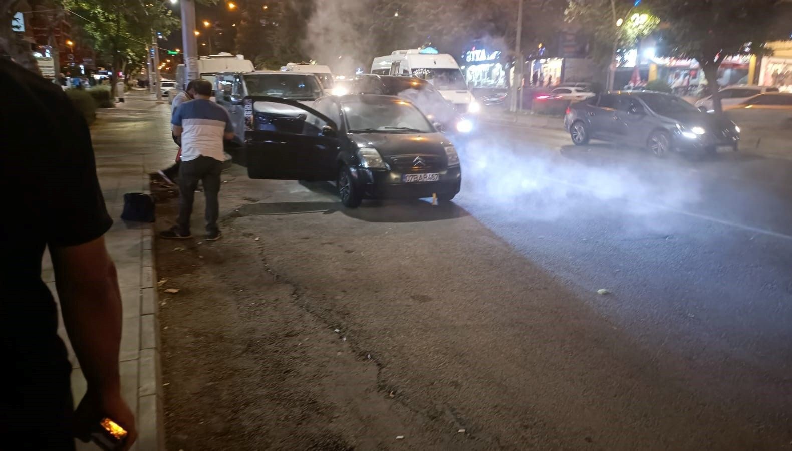 duman yukselen otomobil alev almadan sonduruldu pUH9BJ4w