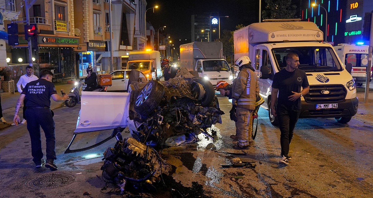 iett otobusuyle carpisan otomobil bu hale geldi fKz6zQze