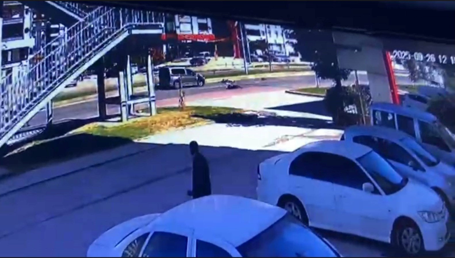 yolun karsisina gecerken hafif ticari arac carpti DDBbxvAL