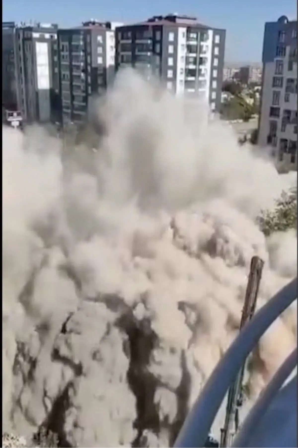 diyarbakirda yikim aninda bina coktu ETvWdulW.jpg