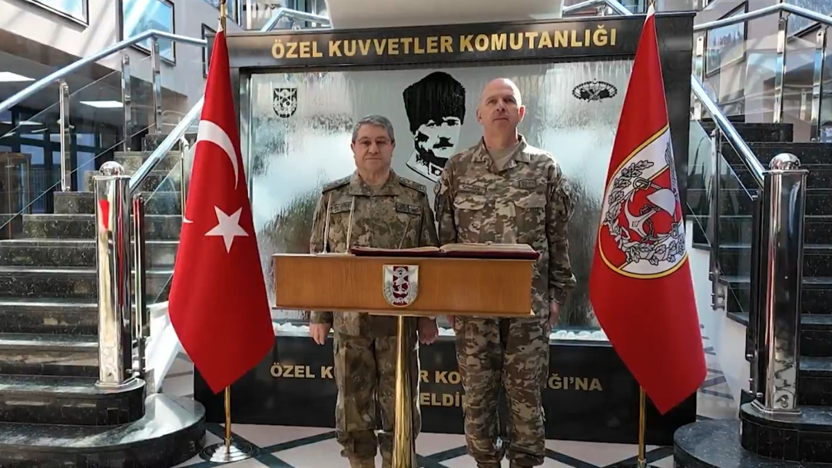 genelkurmay baskani bayraktaroglundan ozel kuvvetlere ziyaret 2Px45z2E