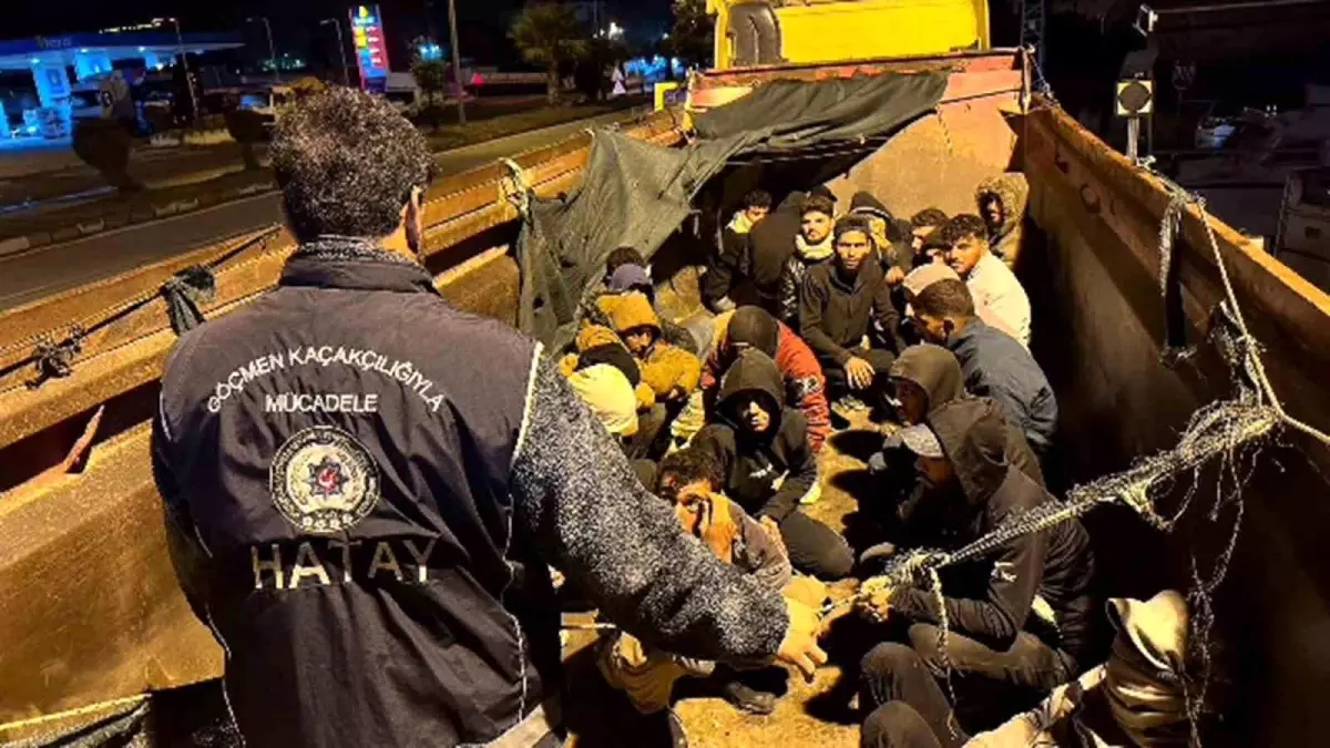 hatayda insan taciri hafriyat kamyonunda 28 kacak gocmenle yakalandi JpqBFeGg.jpg