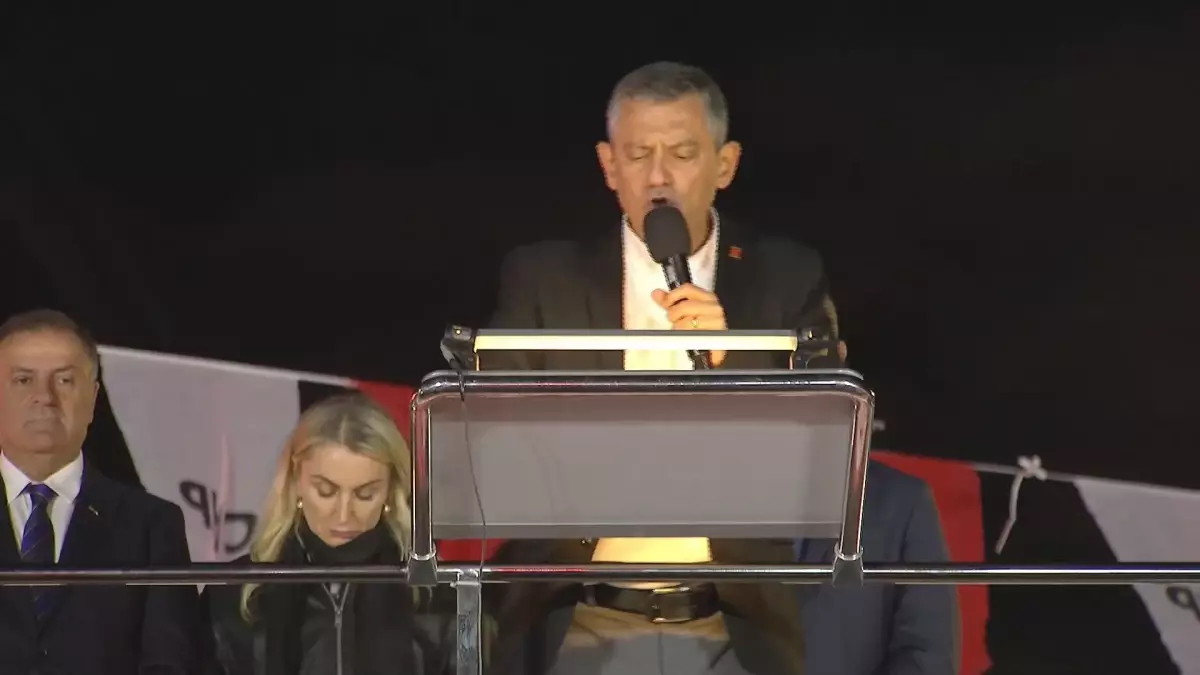 ozgur ozelden sert elestiriler FJKuM2dz