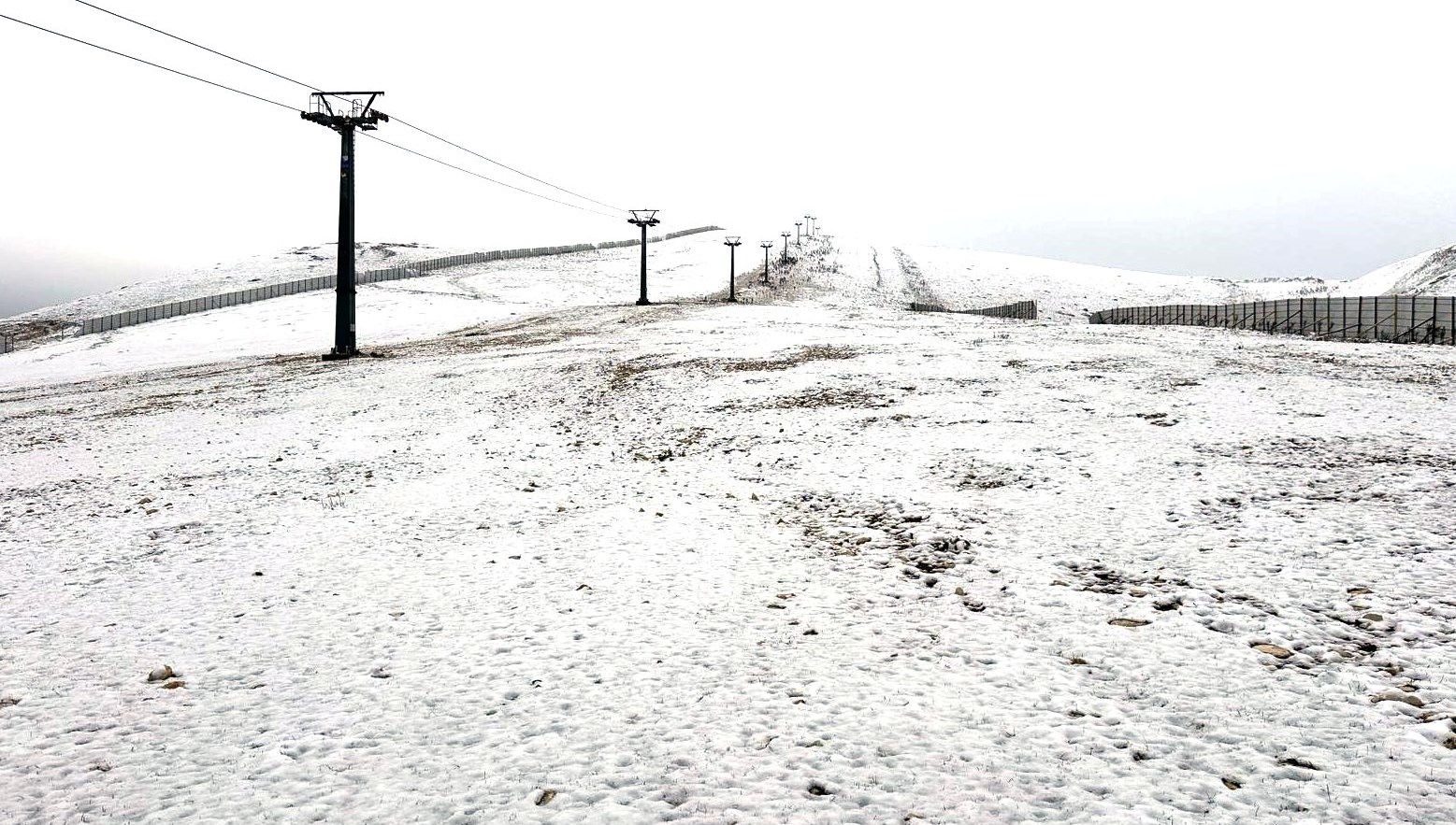 yagisli hava yerini kara birakti zirve beyaza burundu PgYzkDmf.jpg
