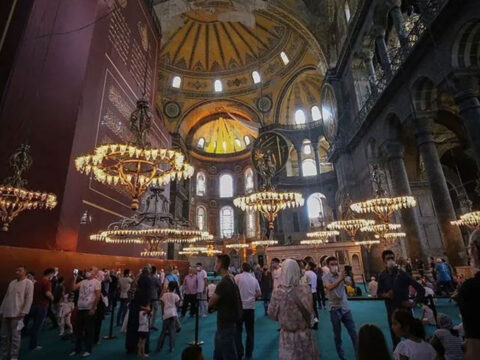Ayasofyada iki turist gozaltina alindi pqw49mO3