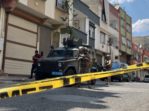 Ozel harekat polisi mahalleyi kusatti silahi ile birlikte yakalandi sWyLZpBu